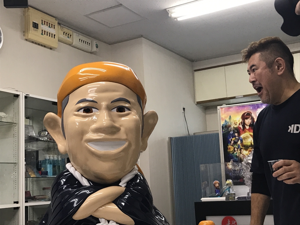 ”さっちゃん人形”との初対面に驚くサチオさん